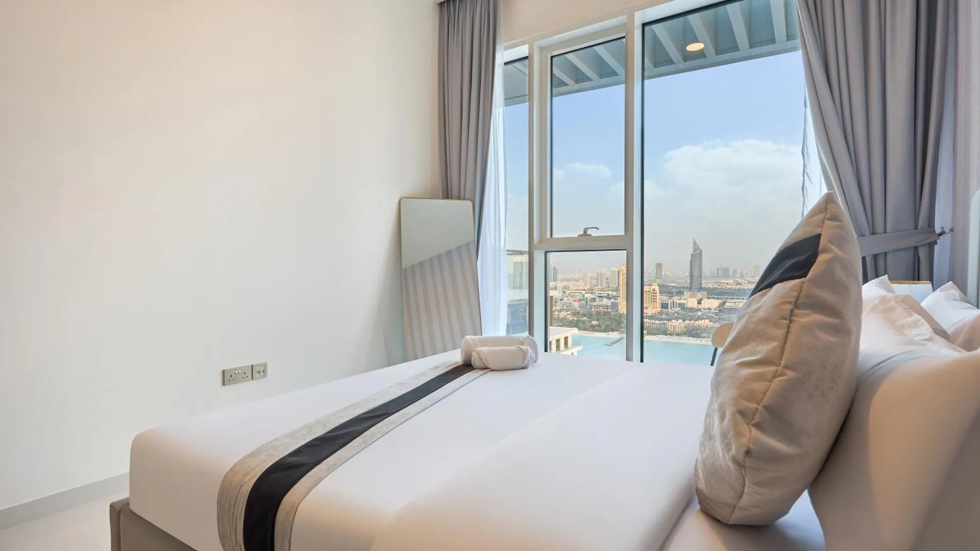 Luxury 2Br Apartment In Grand Bleu Tower At Emaar Beachfront - High Floor With Marina And City View, Private Beach Access By Stayfinity Dubai